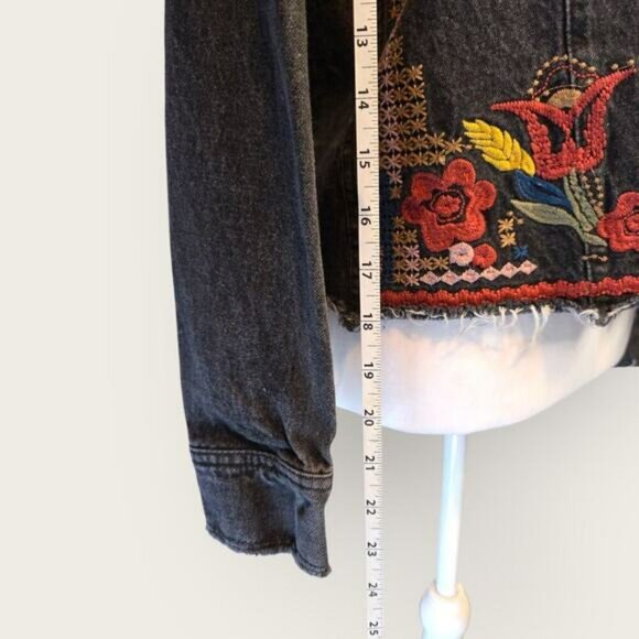 Francesca's Jean/Denim Jacket Sz S Mi ami Floral Embroidered Embellished Spring - Picture 11 of 12